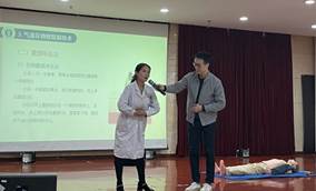 人们站在房间里玩体感游戏描述已自动生成